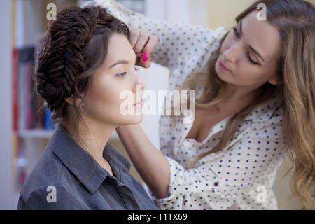 Front principal rend l'intérieur de courtiser les sourcils. Maquilleuse professionnelle rend les sourcils Banque D'Images