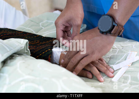 Infirmière et à l'interaction patient hôpital clinique bed room Banque D'Images