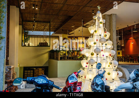 Arbre de Noël de style oriental de blanc lanternes chinoises à Hanoi, Vietnam. Banque D'Images