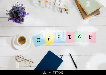 OFFICE DE TOURISME. Message à papiers colorés remarque sur un bureau arrière-plan. De Vie, entreprises, office, motivation, plan, le succès, l'objectif et de gestion concept. Haut de la télévision ou jeter. Banque D'Images