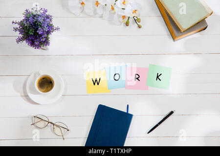 Travail. Message à papiers colorés remarque sur un bureau arrière-plan. De Vie, entreprises, office, motivation, plan, le succès, l'objectif et de gestion concept. Haut de la télévision ou jeter. Banque D'Images