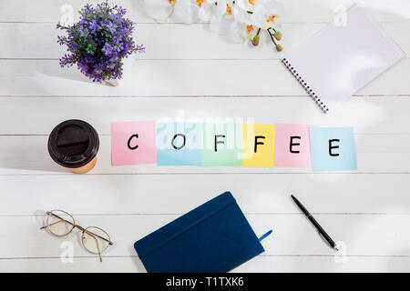 Le café. Message à papiers colorés remarque sur un bureau arrière-plan. De Vie, entreprises, office, motivation, plan, le succès, l'objectif et de gestion concept. Haut de la télévision ou jeter. Banque D'Images