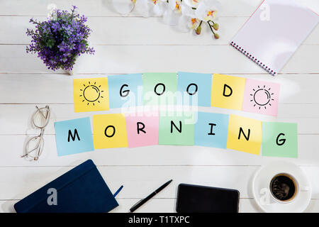 Bonjour. Message à papiers colorés remarque sur un bureau arrière-plan. De Vie, entreprises, office, motivation, plan, le succès, l'objectif et de gestion concept. Haut de la télévision ou jeter. Banque D'Images