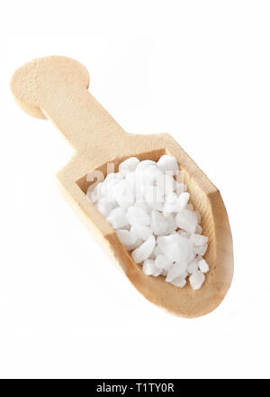 Droit de sel marin isolé des roches dans un bol en bois et petits scoop fond blanc pour copyspace ou superposition de texte Banque D'Images