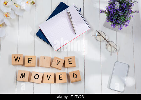 Nous avons déplacé. Message en cubes en bois à fond sur un bureau. De Vie, entreprises, office, motivation, plan, le succès, l'objectif et de gestion concept. Haut de la télévision ou jeter. Banque D'Images