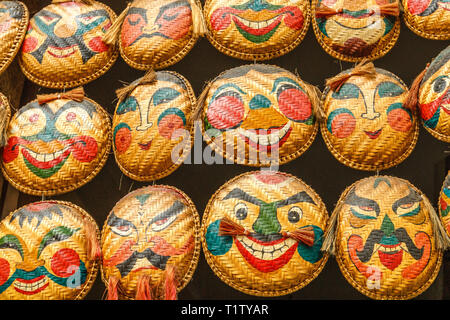 Chaume de souvenirs et des masques peints à un blocage de la rue dans le vieux quartier, Hanoi, Vietnam. Banque D'Images