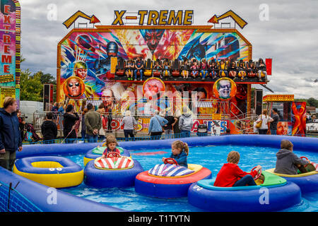 Manèges forains pour les jeunes et les adultes à la ster 2018 Aylsham Show agricole, Norfolk, Royaume-Uni. Banque D'Images