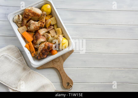 Poulet et légumes racines recette bac Banque D'Images