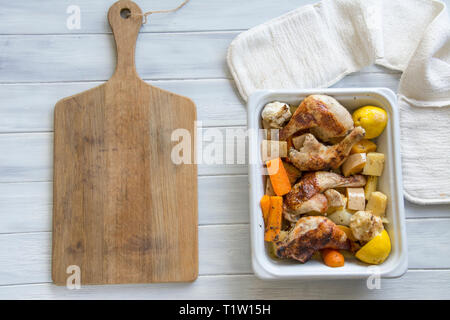 Poulet et légumes racines recette plateau et planche à découper Banque D'Images