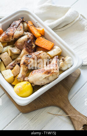 Poulet et légumes racines recette bac Banque D'Images