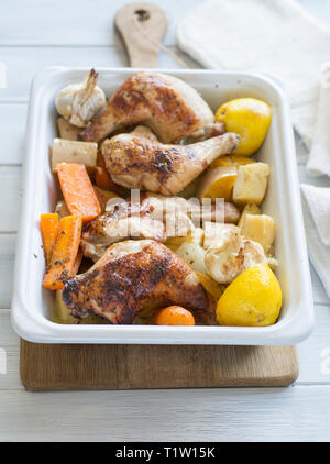 Poulet et légumes racines recette bac Banque D'Images