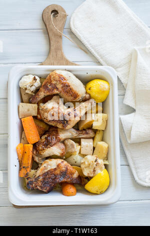 Poulet et légumes racines recette bac Banque D'Images