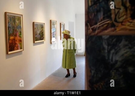 La reine Elizabeth II visite Hauser & Wirth galerie Durslade à Somerset Farm à Bruton, Somerset. Banque D'Images