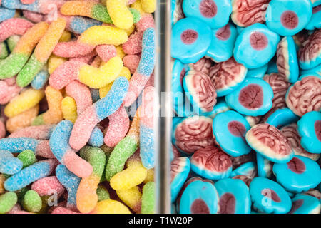 Sucettes colorées et différentes couleurs de bonbons ronds. Vue d'en haut. Banque D'Images