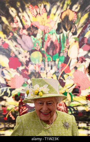 La reine Elizabeth II visite Hauser & Wirth galerie Durslade à Somerset Farm à Bruton, Somerset. Banque D'Images