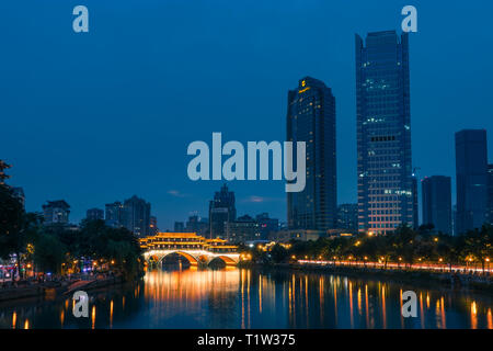 Pont sur la rivière Jin Anshun dans la nuit à Chengdu, Sichuan, Chine Banque D'Images