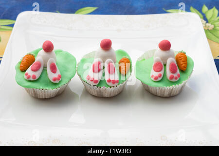Détail de l'est drôle avec caractère lapin muffins se cachant dans le sol. Banque D'Images