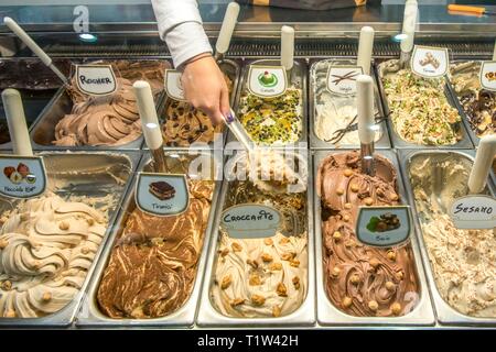 L'ITALIE, LA SICILE, Taormina, , délicieux choix de glaces dans un glacier à Taormina Banque D'Images
