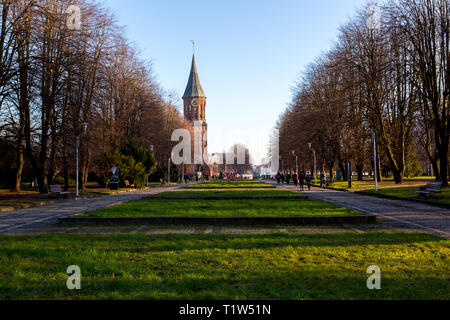 Kaliningrad, Russie - 30 décembre 2017 : Les gens autour de la cathédrale d'Immanuel Kant à Kaliningrad. Ancienne Koenigsberg sur l'île de Kneiphof. Banque D'Images