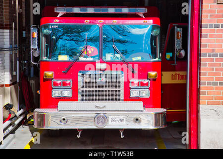 Toronto, Canada, octobre 2017 20 : camion de pompiers à la caserne de prêts à répondre à l'urgence Banque D'Images