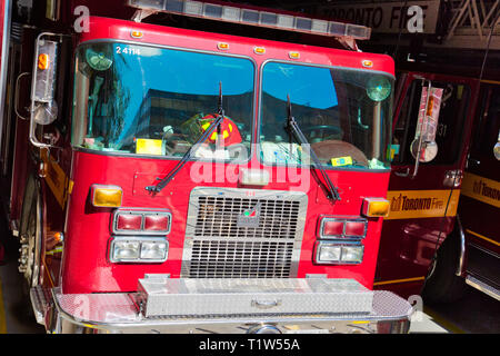 Toronto, Canada, octobre 2017 20 : camion de pompiers à la caserne de prêts à répondre à l'urgence Banque D'Images