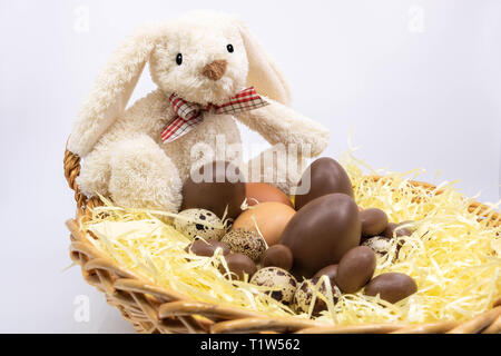 Lapin de Pâques et les oeufs de Pâques au chocolat - produits agricoles Banque D'Images