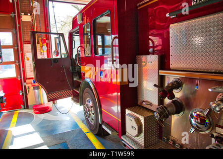 Toronto, Canada, octobre 2017 20 : camion de pompiers à la caserne de prêts à répondre à l'urgence Banque D'Images