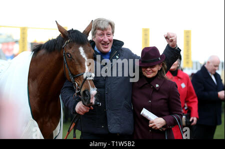 Trainer Pre Cas (centre) avec l'Croco Bay après la victoire au Grand défi annuel Johnny Henderson Cup Chase handicap pendant la journée de la Gold Cup 2019 à l'Hippodrome de Cheltenham Cheltenham Festival Banque D'Images