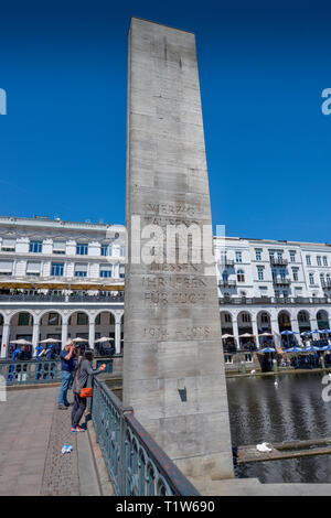 Denkmal für die Gefallenen beider Weltkriege, Alsterarkaden, Kleine Alster, Hamburg, Deutschland Banque D'Images