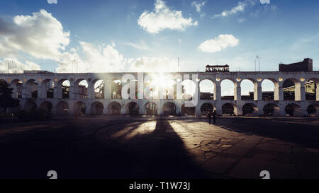 19e siècle Lapa Arches coloniales, Rio de Janeiro, Brésil - avec les rayons du soleil qui traverse l'une des ouvertures Banque D'Images