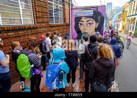 La COLOMBIE, Bogota Bogota : La Tour Graffiti, une façon de découvrir la capitale colombienne. Street art et du tourisme. Un groupe de touristes du Banque D'Images