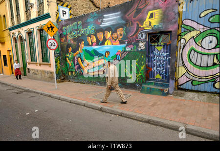 La COLOMBIE, Bogota Bogota : La Tour Graffiti, une façon de découvrir la capitale colombienne. Expression de l'outil et de rébellion, art de rue b Banque D'Images