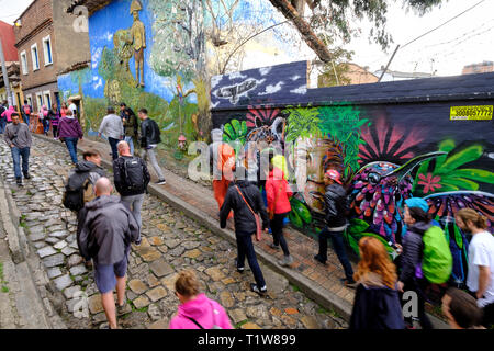 La COLOMBIE, Bogota Bogota : La Tour Graffiti, une façon de découvrir la capitale colombienne. Street art et du tourisme. Un groupe de touristes du Banque D'Images