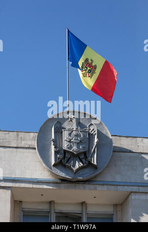 01.09.2016, Chisinau, Chisinau, Moldova - drapeau et armoiries de la République de Moldova sur l'immeuble du gouvernement. 00A160901D018CAROEX.JP Banque D'Images