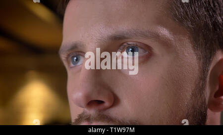 Libre de tirer des caucasiens adultes hommes barbus avec les yeux face à l'avant à l'intérieur avec intérieur sur l'arrière-plan Banque D'Images