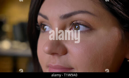 Close-up portrait of belle femme d'âge moyen surpoids regarder calmement sur la droite. Banque D'Images