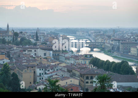 Vue sur Florence élevée vers le ponte Vecchio sur l'Arno, à partir de la Piazzale Michelangelo. Banque D'Images