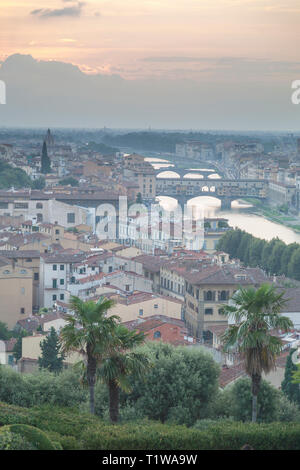 Vue sur Florence élevée vers le ponte Vecchio sur l'Arno, à partir de la Piazzale Michelangelo. Banque D'Images