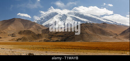 Mustagh ata Mountain, capturés près du lac Karakul (Karakorum Highway, la Province du Xinjiang, Chine) Banque D'Images