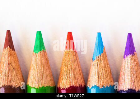 Vue rapprochée de cinq aiguisée des crayons de couleurs. Banque D'Images