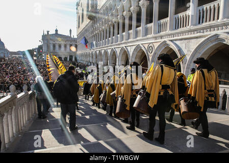 Les participants au cours du Carnaval de Venise - Festa delle Marie à Venise où : Venise, Italie Quand : 23 Feb 2019 Credit : IPA/WENN.com **Uniquement disponible pour publication au Royaume-Uni, USA, Allemagne, Autriche, Suisse** Banque D'Images