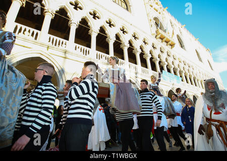 Les participants au cours du Carnaval de Venise - Festa delle Marie à Venise où : Venise, Italie Quand : 23 Feb 2019 Credit : IPA/WENN.com **Uniquement disponible pour publication au Royaume-Uni, USA, Allemagne, Autriche, Suisse** Banque D'Images