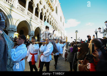 Les participants au cours du Carnaval de Venise - Festa delle Marie à Venise où : Venise, Italie Quand : 23 Feb 2019 Credit : IPA/WENN.com **Uniquement disponible pour publication au Royaume-Uni, USA, Allemagne, Autriche, Suisse** Banque D'Images