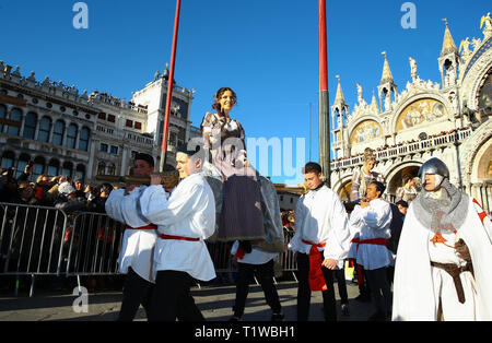 Les participants au cours du Carnaval de Venise - Festa delle Marie à Venise où : Venise, Italie Quand : 23 Feb 2019 Credit : IPA/WENN.com **Uniquement disponible pour publication au Royaume-Uni, USA, Allemagne, Autriche, Suisse** Banque D'Images