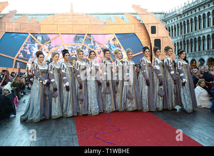 Les participants au cours du Carnaval de Venise - Festa delle Marie à Venise où : Venise, Italie Quand : 23 Feb 2019 Credit : IPA/WENN.com **Uniquement disponible pour publication au Royaume-Uni, USA, Allemagne, Autriche, Suisse** Banque D'Images