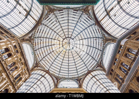 NAPLES, ITALIE - 05 novembre 2018 - Galleria Umberto I, une galerie commerçante public à Naples et ses intérieurs Banque D'Images