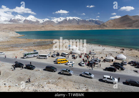 Vue panoramique sur le lac Karakul, avec les yourtes et les touristes se rendant sur le lac Karakul (Province du Xinjiang, Chine) Banque D'Images