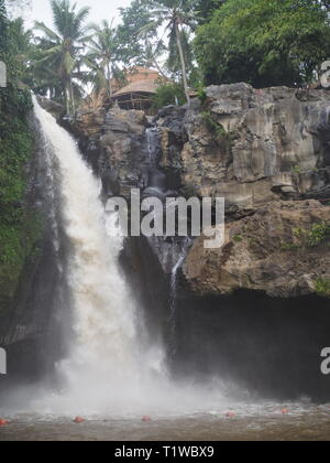 Coucher du soleil sur la plage de Kuta, Bali, Indonésie Banque D'Images