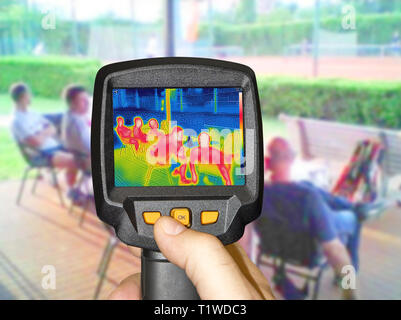 Pentecôte d'enregistrement caméra thermovision infrarouge quand les gens s'asseoir à la table dans l'été Banque D'Images