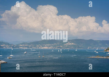 Vue panoramique de Portovenere bay avec de nombreux yachts. Ligurie, Italie Banque D'Images